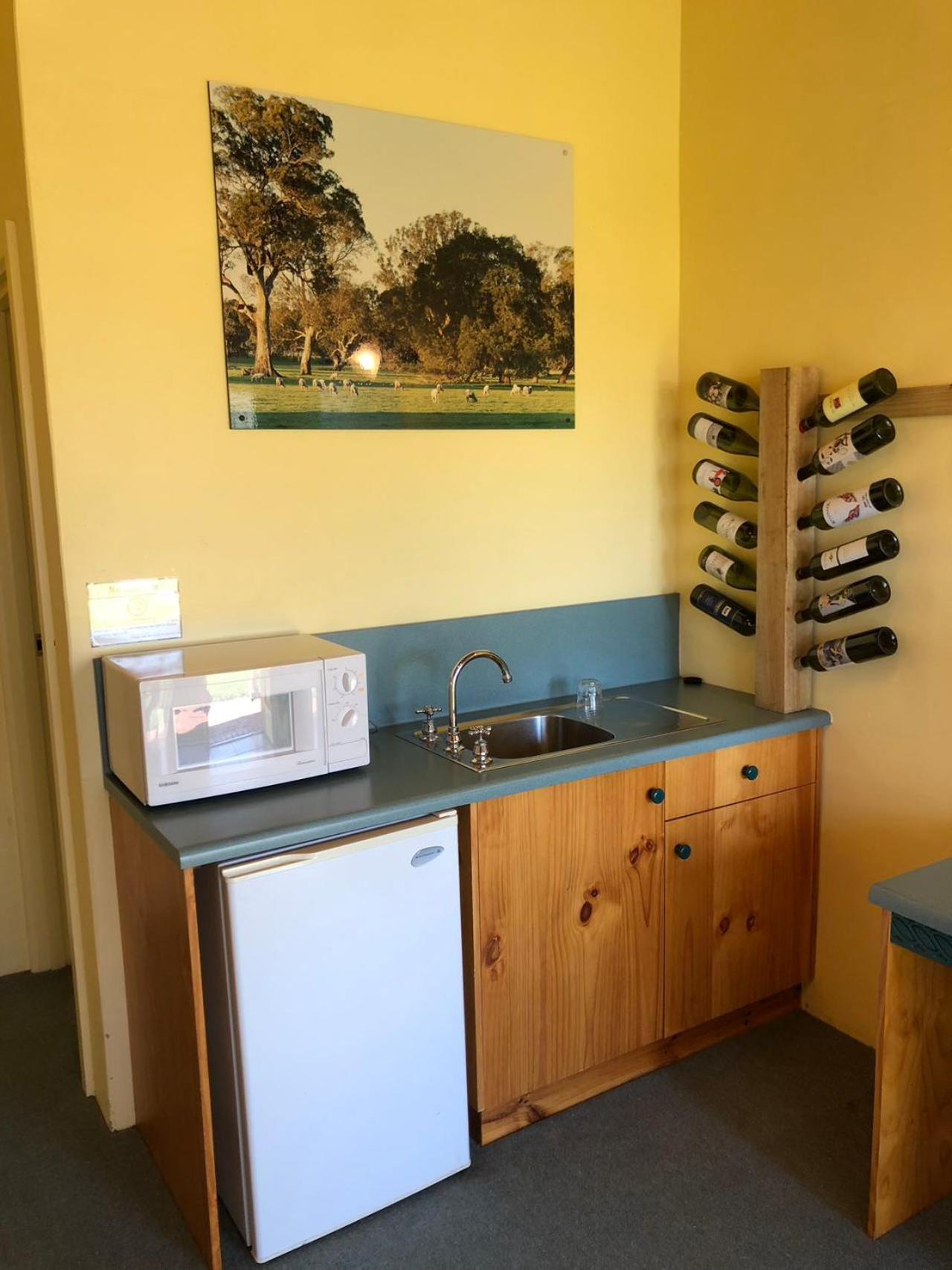 Coonawarra Place Motor Inn Exterior photo