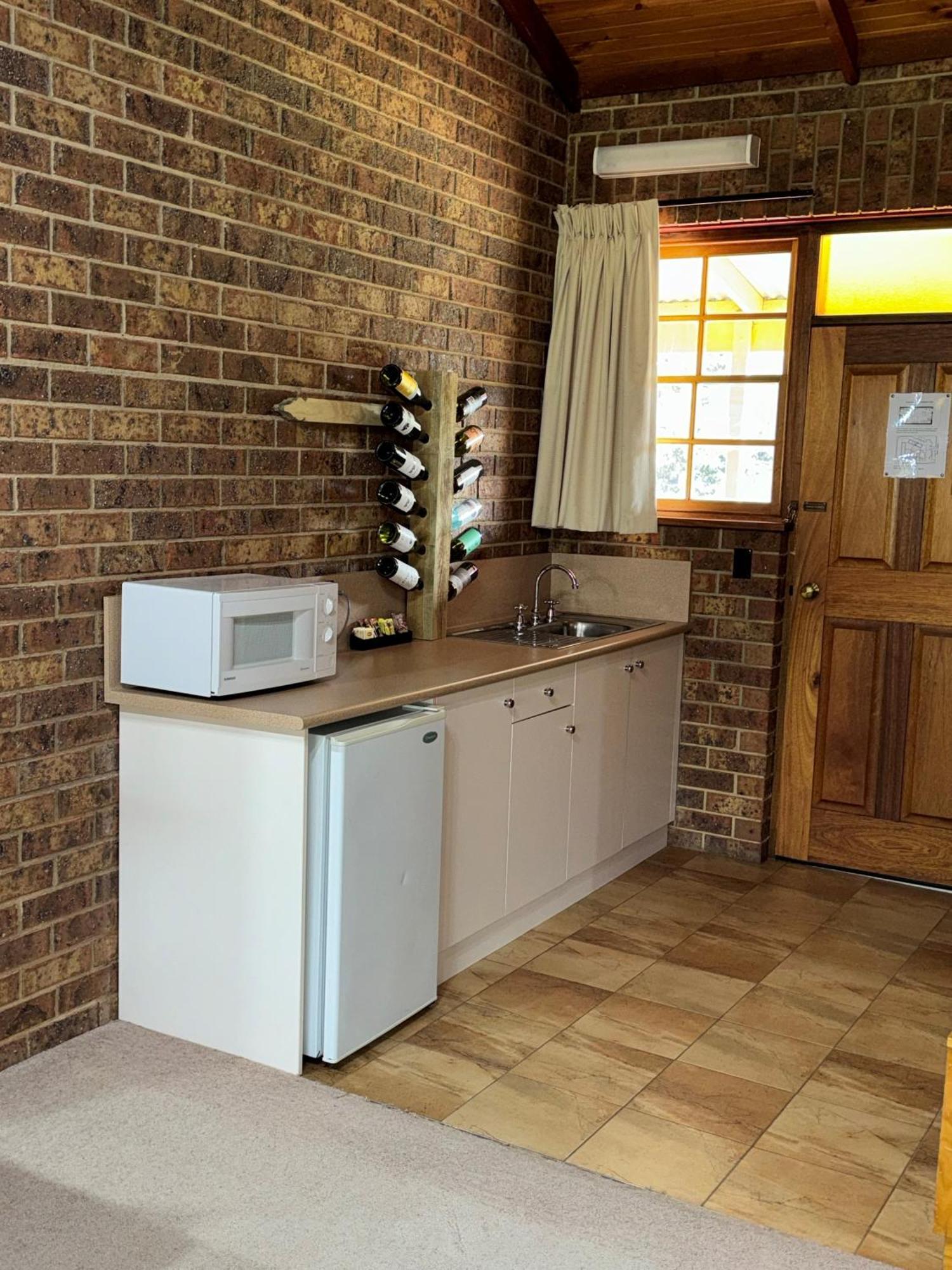 Coonawarra Place Motor Inn Exterior photo
