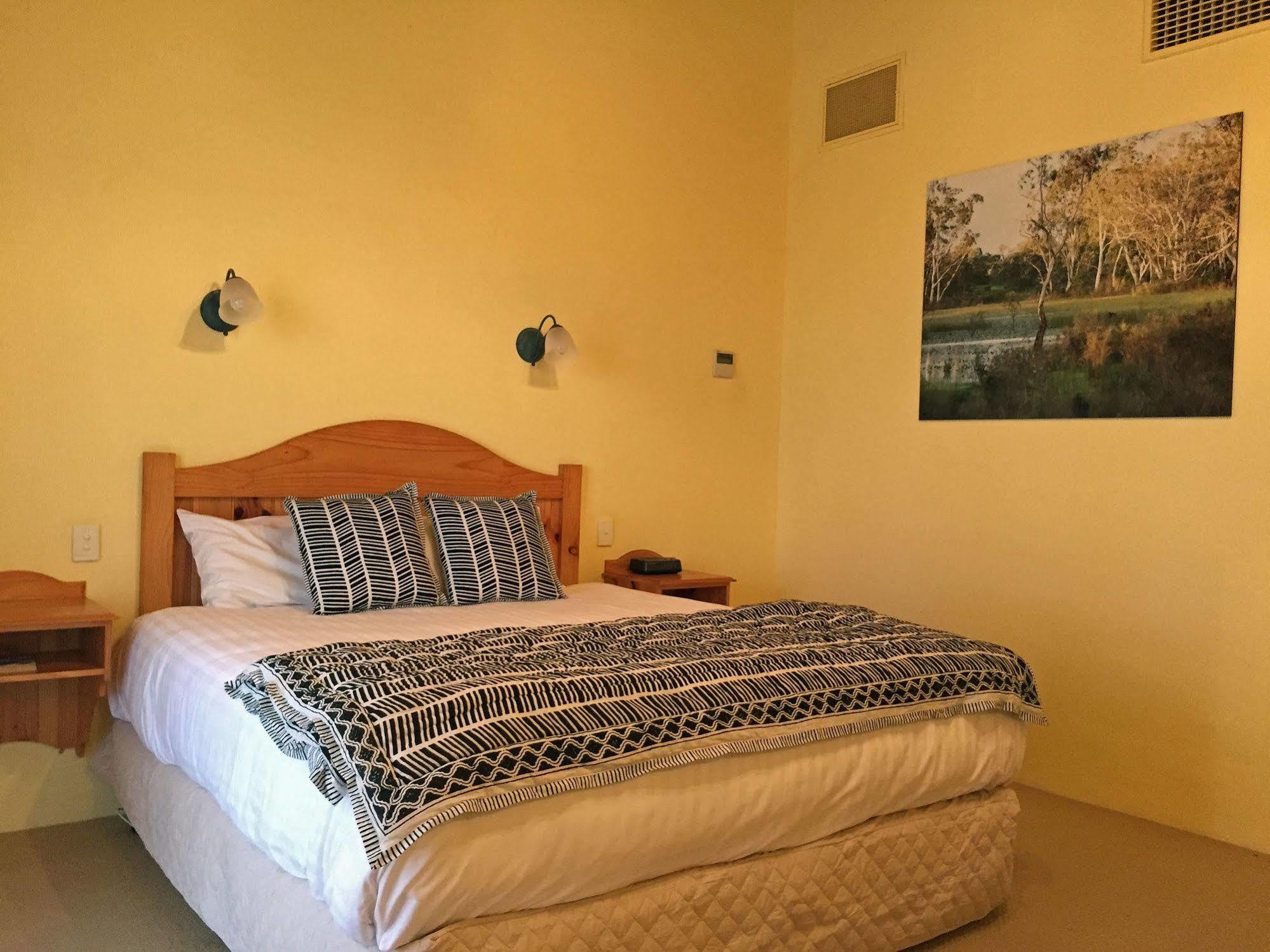 Coonawarra Place Motor Inn Exterior photo