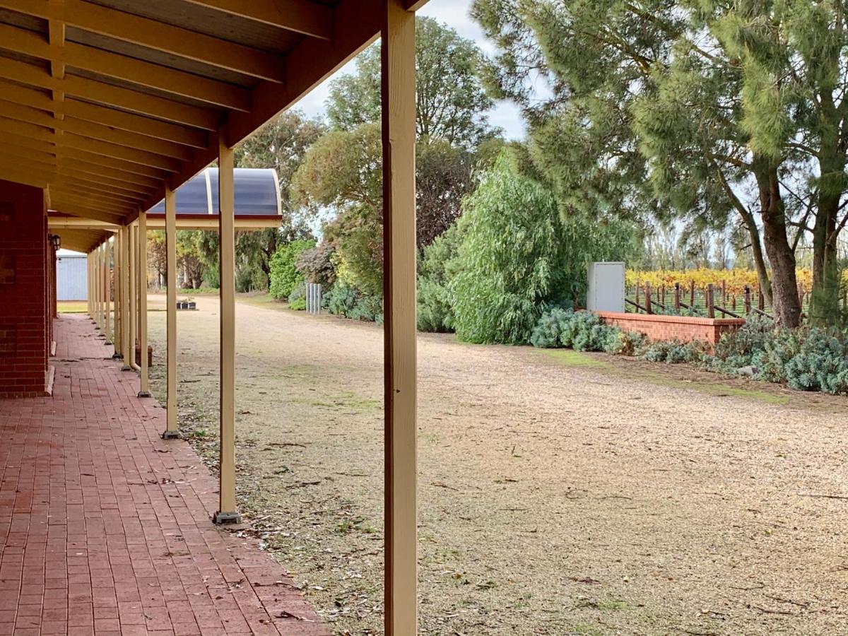 Coonawarra Place Motor Inn Exterior photo