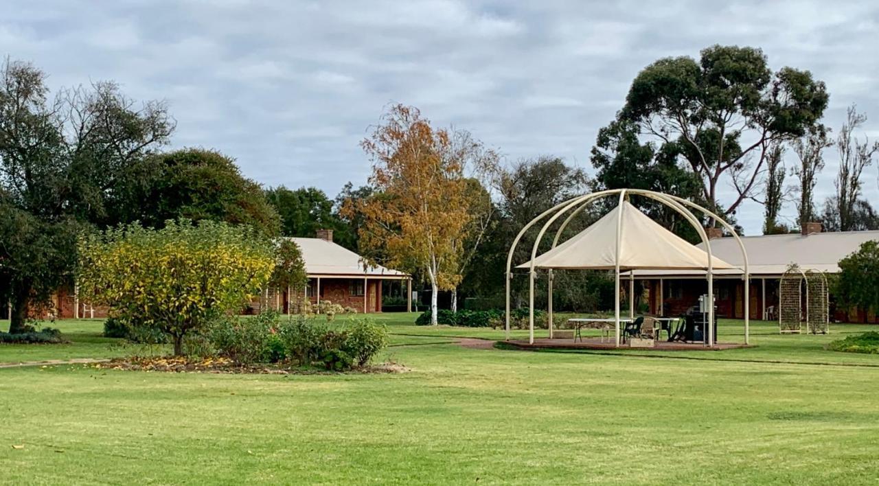 Coonawarra Place Motor Inn Exterior photo
